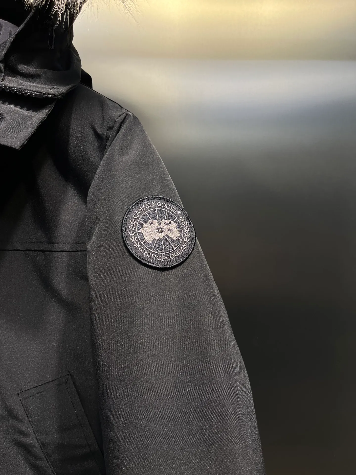 P840 𝘾𝘼𝙉𝘼𝘿𝘼 𝙂𝙊𝙊𝙎𝙀Big Goose 13# The design of Big Goose 13 is simple and elegant, a little longer than the 08 model, more suitable for men and suitable for business people. This down jacket is popular for its simple design, which is not only practical but also has a certain sense of fashion. In terms of applicability, the Daye 13 model provides good thermal insulation performance. Its thermal insulation coefficient is level 5, which can provide enough warmth and is suitable for wearing in cold environments. In addition, the Daye 13 model also has a high cost performance. Compared with other models, it provides a better balance between price and performance, making it more competitive in the market.  size：xs-xxl